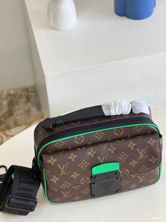 S VUITTON LOCK LOUIS MESSENGER 0819